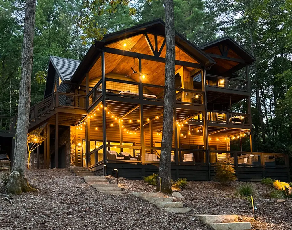 Luxury Pet-friendly riverfront cabin in Blue Ridge, GA