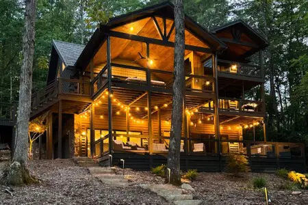 Luxury Pet-friendly riverfront cabin in Blue Ridge, GA